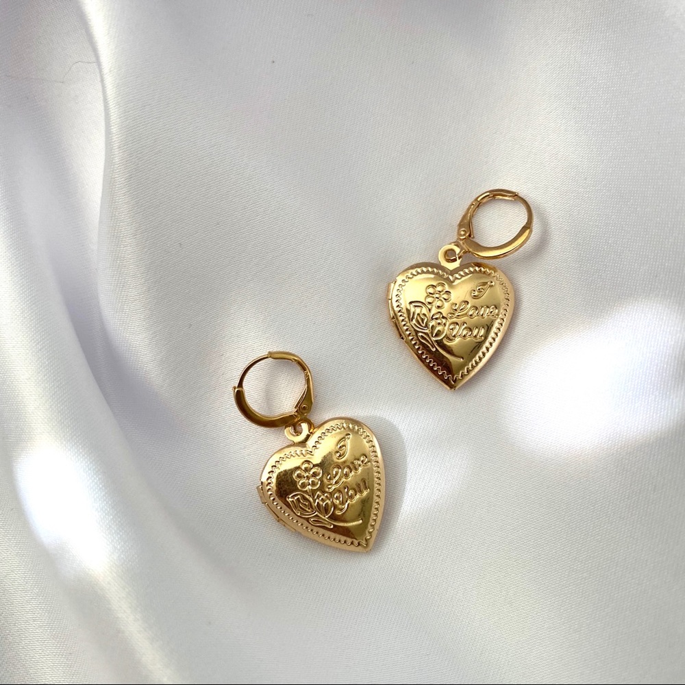 💕last one Heart Locket Huggie Earrings - Picture 2 of 7